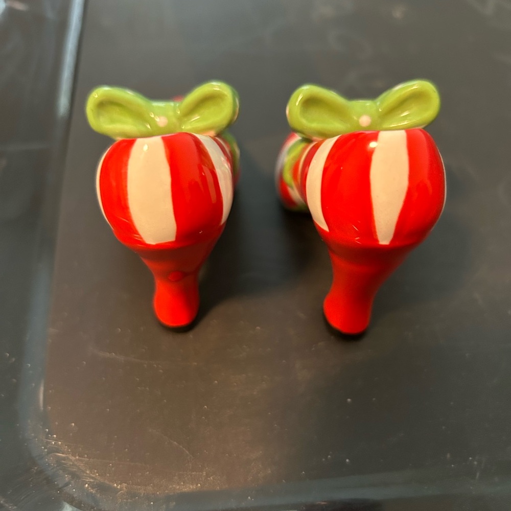Salt and Pepper Shakers / Christmas Decor - Picture 2 of 3